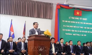 Phó Thủ tướng Sar Kheng cảm ơn quà tặng của Việt Nam cho ngành giáo dục Campuchia