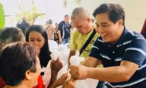 Một nghị sĩ Philippines bị bắn chết sau khi trao quà tặng Giáng sinh