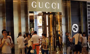 Người dân Trung Quốc tiêu thụ hơn 30% hàng xa xỉ toàn cầu