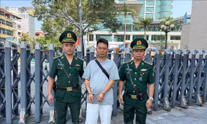 Khởi tố đối tượng người nước ngoài vận chuyển trái phép 355 triệu đồng qua biên giới