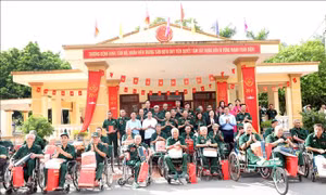 Đại tướng Nguyễn Tân Cương thăm, tặng quà tại Trung tâm Điều dưỡng thương binh Duy Tiên