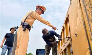 Hà Nội: Xử lý hàng loạt phương tiện quá tải