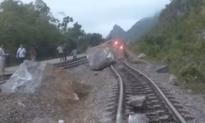 Sạt lở núi đá vôi tại Quảng Bình: Đã cẩu được 3 khối đá lớn ra khỏi đường sắt