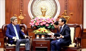 Bí thư Thành ủy TP Hồ Chí Minh tiếp Đặc phái viên của Tổng thống Hoa Kỳ về biến đổi khí hậu