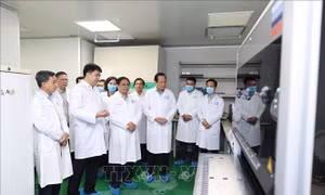 Thủ tướng thăm, làm việc với đơn vị giám định ADN xác định danh tính hài cốt liệt sĩ