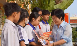 Học bổng 'Học không bao giờ cùng' đến với học sinh vùng biên giới Đồng Tháp