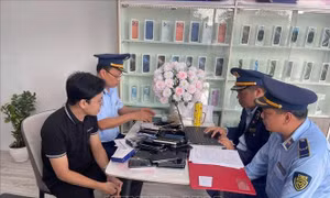 Liên tiếp phát hiện và tạm giữ lượng lớn điện thoại không rõ nguồn gốc