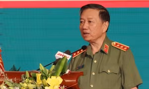 Nghiêm cấm mua bán, trao đổi, cho, tặng quân trang, quân dụng, công cụ hỗ trợ của Công an