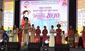 Phụ nữ Việt Nam trình diễn 'Vẻ đẹp Việt - gửi trọn yêu thương' tại Malaysia