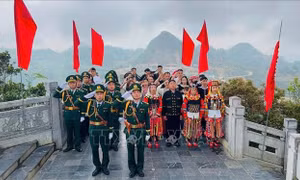 Linh thiêng Lễ thượng cờ tại Cột cờ quốc gia Lũng Cú trong ngày thống nhất