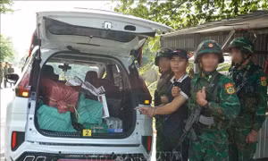 Bắt quả tang các đối tượng buôn bán pháo, thuốc lá nhập lậu