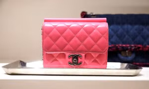 Chanel tăng giá túi xách trước thềm Giáng sinh