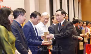 Chủ tịch Quốc hội gặp mặt đại biểu Quốc hội chuyên trách, cán bộ khối các cơ quan pháp luật - tư pháp