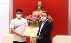 Tặng bằng khen, phần thưởng cho Nhà vô địch Đường lên đỉnh Olympia 2021 