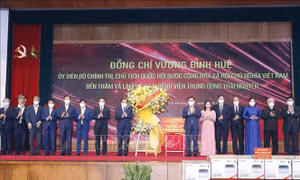 Chủ tịch Quốc hội Vương Đình Huệ thăm làm việc tại Bệnh viện Trung ương Thái Nguyên