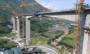 Gấp rút hoàn thành cầu cạn nối Lào Cai - Sa Pa