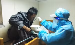 Kịp thời cứu ngư dân Philippines bị trôi dạt trên biển