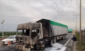 Dập tắt vụ cháy xe container trên cầu Thanh Trì, giải tỏa ùn tắc giao thông