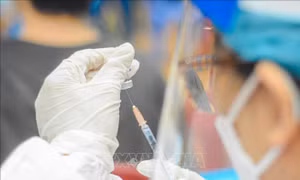 Đà Nẵng: Y, bác sĩ đến tận nhà tiêm vaccine COVID-19 cho những người già yếu