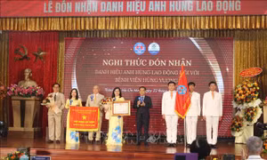BV Hùng Vương đón nhận danh hiệu Anh hùng Lao động thời kỳ đổi mới