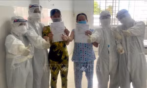 Những 'bóng hồng' trên phòng tuyến chống dịch - Bài 1: 'Lá chắn' trên tuyến đầu