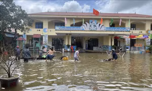 Quảng Trị: Vùng thấp trũng Hải Lăng bị ngập diện rộng, hàng nghìn học sinh nghỉ học