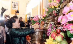 Chủ tịch Quốc hội thăm khu Di tích Chủ tịch Hồ Chí Minh tại tỉnh Udon Thani và gặp gỡ kiều bào