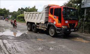 Đường vào khu du lịch Hòn Phụ Tử chằng chịt hố sâu, trũng nước