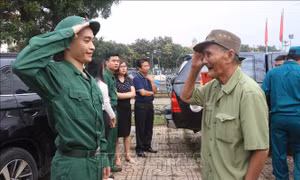 Thanh niên Quân khu 4 phấn khởi lên đường nhập ngũ