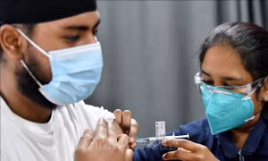 Australia khuyến khích người dân tiêm vaccine ngừa COVID-19 liều tăng cường