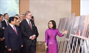 Thủ tướng Phạm Minh Chính và Thủ tướng Séc tham quan trưng bày ảnh của TTXVN