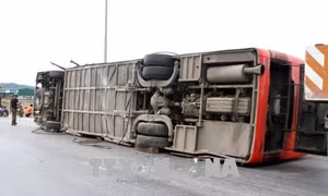 Xe khách Thành Bưởi lao vào dải phân cách, lật nghiêng