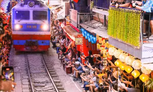 'Phố cà phê đường tàu' vẫn tấp nập du khách đến 'check in'