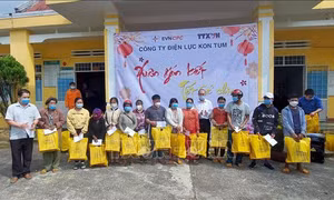 Tặng quà cho người nghèo các xã vùng III của Kon Tum
