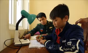 Mô hình 'Con nuôi Đồn Biên phòng' giúp học sinh nghèo vùng biên giới