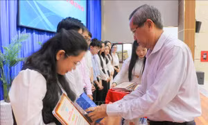 An Giang: Khen thưởng, tài trợ chi phí học tập cho trên 200 sinh viên xuất sắc