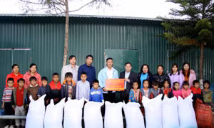Tặng 1 tấn gạo cho học sinh dân tộc vùng khó Nậm Nhùn, Lai Châu