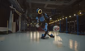 Robot hình người trình diễn kỹ thuật đá bóng chuyên nghiệp