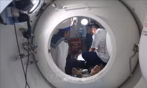 Cứu kịp thời ngư dân bị giảm áp do lặn sâu ở ngư trường Trường Sa