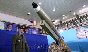 Bất chấp 'đòn' trừng phạt, Iran 'khoe' thành tựu công nghiệp quốc phòng