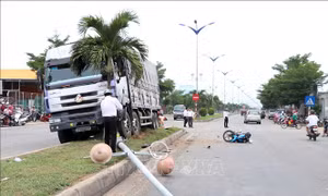 Xe tải leo dải phân cách, tông 2 xe máy khiến một người tử vong