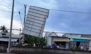 Tây Ninh: Dông lốc xoáy kèm mưa lớn gây thiệt hại nhiều nhà dân