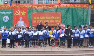 Mang Xuân ấm đến với gia đình chính sách và cán bộ chiến sĩ nơi biên giới