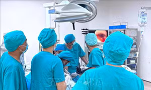 Cứu sống bé gái 8 tháng tuổi nuốt phải bông tai kim loại