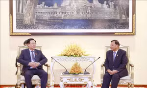 Chủ tịch Quốc hội Vương Đình Huệ hội kiến Chủ tịch Thượng viện Campuchia Samdech Say Chhum
