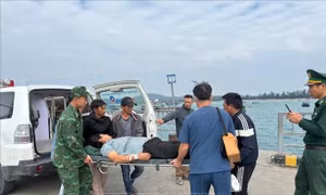 Bộ đội Biên phòng hỗ trợ đưa ngư dân bị đột quỵ vào đất liền cấp cứu