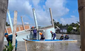 Sạt lở nhấn chìm hai căn nhà xuống sông Ô Môn