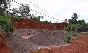 Một doanh nghiệp đổ hàng trăm m3 chất thải xuống mỏ đá