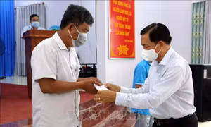 Trao tiền hỗ trợ người bán vé số dạo ở Sóc Trăng