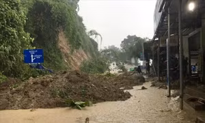 Mưa lũ làm nhiều tuyến đường Thanh Hóa sạt lở, 2 người bị chết và mất tích